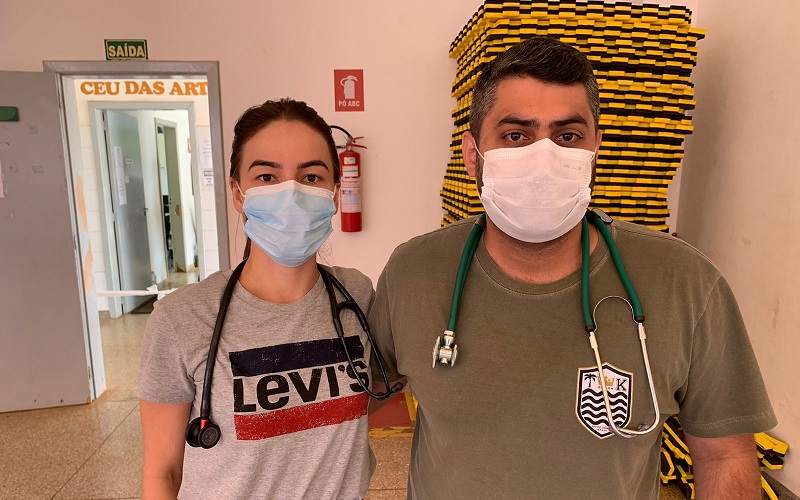 Dr. Vinicius Aguiar e Dra. Ana Freire, médicos do mutirão
